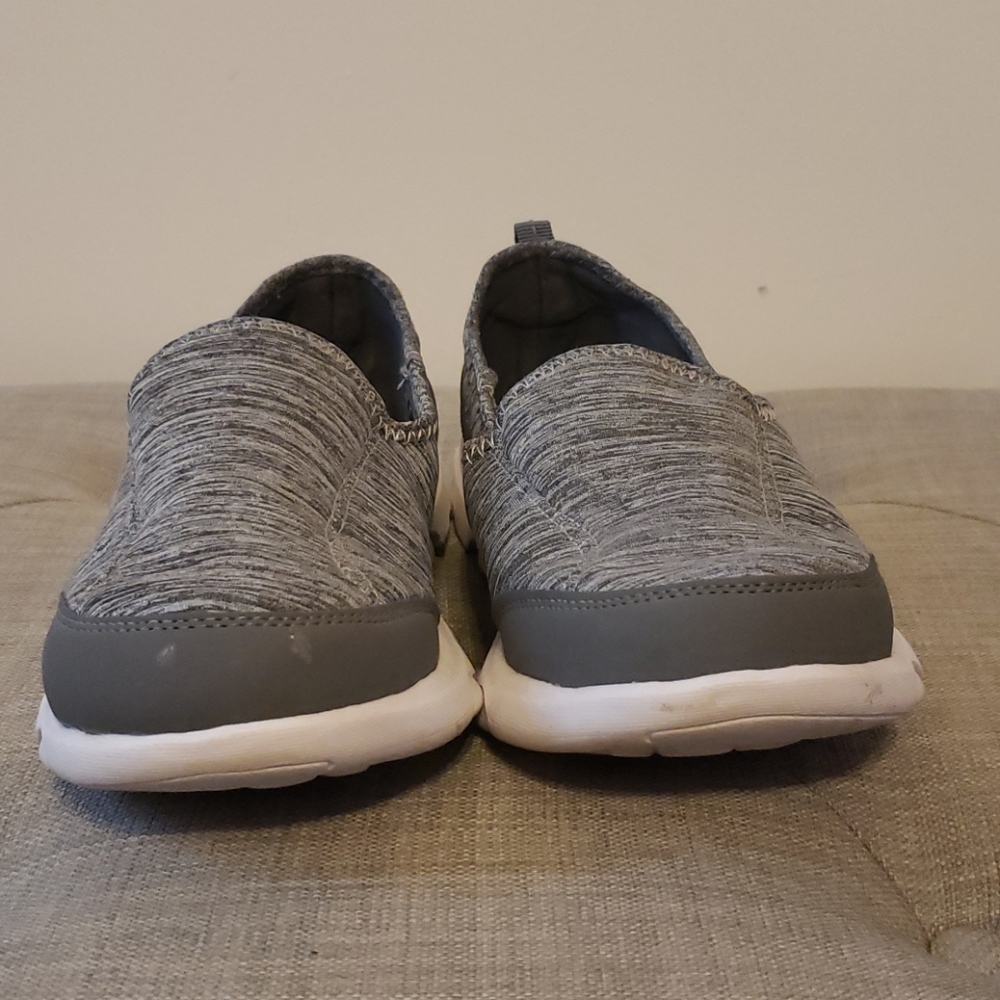 Tennis shoes
